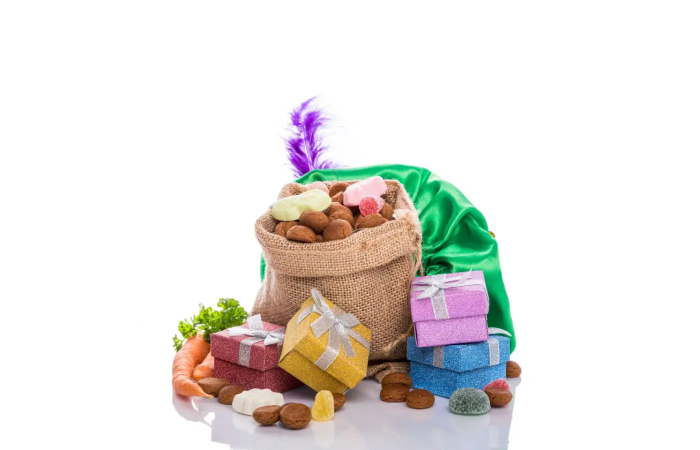 Juten zak gevuld met pepernoten, snoepgoed en cadeautjes in kleurrijke verpakking, met een groene zak en paarse veer, symbool van Sinterklaasfeest.
