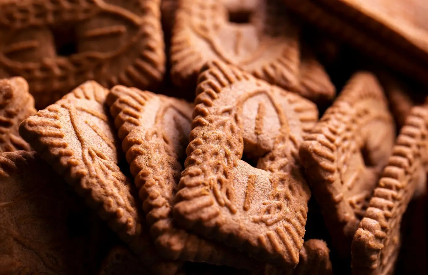 Close-up van traditionele speculaas koekjes met decoratieve patronen, een geliefde lekkernij tijdens het Sinterklaasfeest.